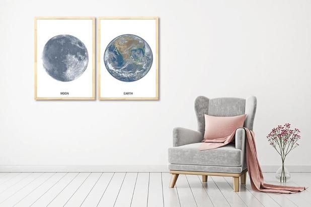 Par de Quadros Decorativos Lua e Terra Moldura em Madeira Natural 50x70cm - Decore pronto Menor preço em Par de Quadros Decorativos Lua e Terra Moldura em Madeira Natural 50x70cm - Decore pronto