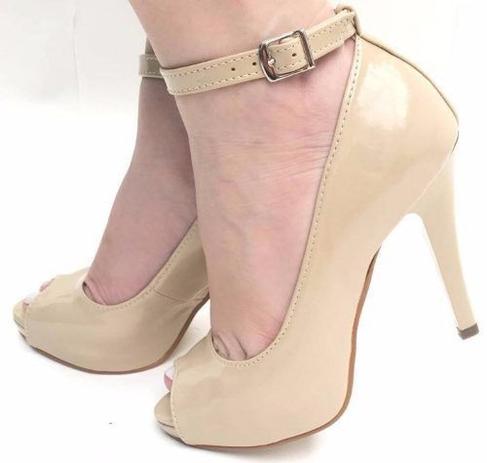 salto alto fino bege