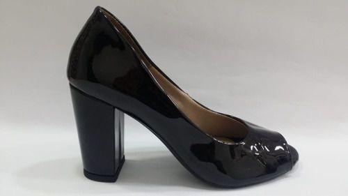 salto alto preto aberto