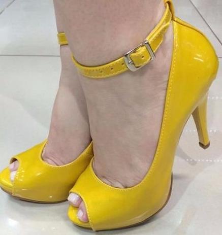 peep toe amarelo