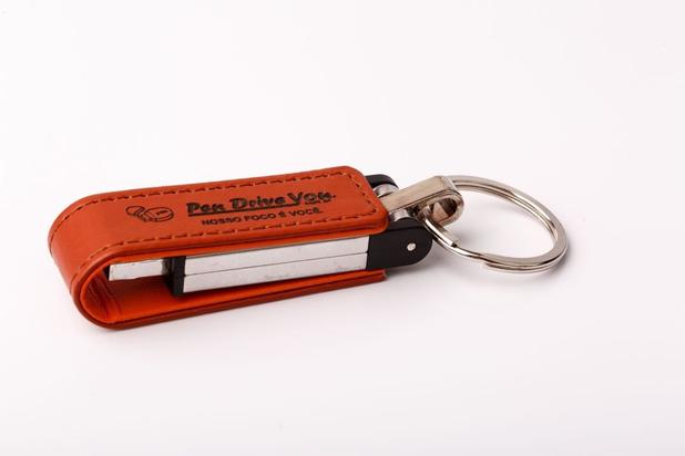 Pen Drive 8GB Couro Retangular Marrom com Tampa - Pen drive you Menor preço em Pen Drive 8GB Couro Retangular Marrom com Tampa - Pen drive you