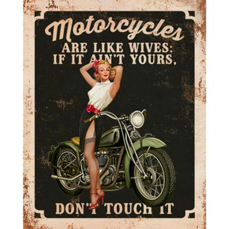 Placa Decorativa Retro Mulher e Moto Verde 24x19cm DHPM-169 - Litoarte Menor preço em Placa Decorativa Retro Mulher e Moto Verde 24x19cm DHPM-169 - Litoarte