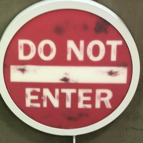 Placa Luminária Decorativa Led Do Not Enter Vermelho 30X30X5 - Maisaz Menor preço em Placa Luminária Decorativa Led Do Not Enter Vermelho 30X30X5 - Maisaz