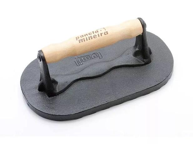 Prensador de Carnes Ferro Fundido Oval Alça de Madeira Panela Mineira 18,5x11,5cm 0,9KG Menor preço em Prensador de Carnes Ferro Fundido Oval Alça de Madeira Panela Mineira 18,5x11,5cm 0,9KG