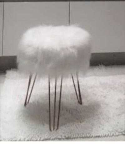 Puff Banqueta Pelo longo - Pé de ferro - Branco - Organizando Mais Menor preço em Puff Banqueta Pelo longo - Pé de ferro - Branco - Organizando Mais