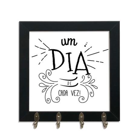 Quadro Porta Chaves 24x24cm Frases Um Dia de Cada Vez Decorativo Chaveiro Moldura Preta  - Oppen House é boa?