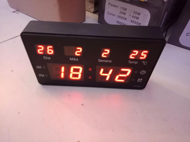 Relógio de led digital parede mesa 20cm vermelho alarme calendário temperatura - Lins é boa?
