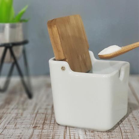 Saleiro de Porcelana Premium com Colher de Bambu e Tampa Madeira Pinus 250gr - Sweet Home Menor preço em Saleiro de Porcelana Premium com Colher de Bambu e Tampa Madeira Pinus 250gr - Sweet Home