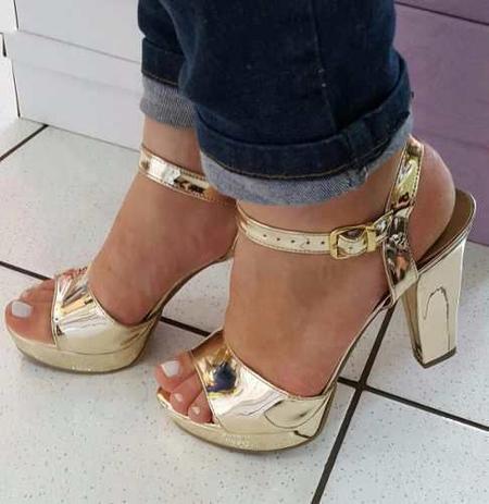 sandalia dourada plataforma