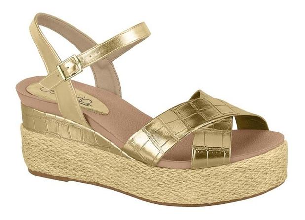 sandalia dourada beira rio