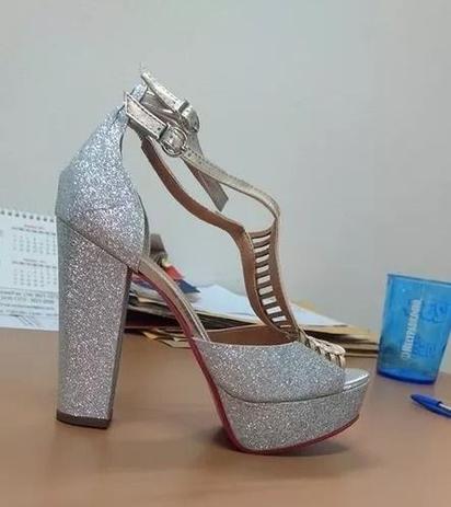 sandalia meia pata salto grosso prata
