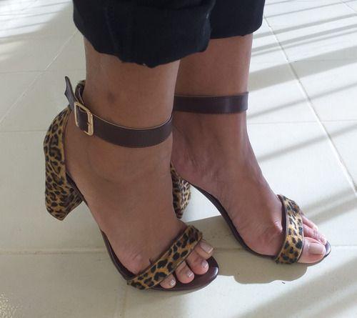 sandalia estampa onça