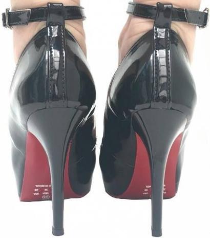 salto alto com tornozeleira