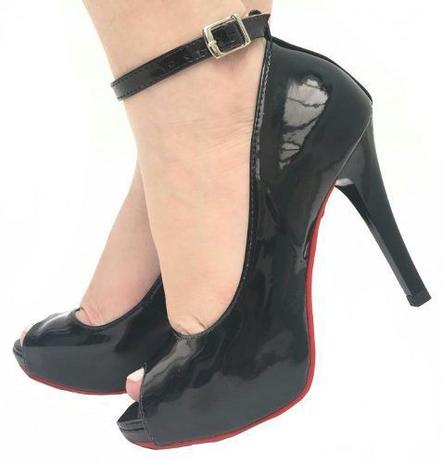 salto alto com tornozeleira