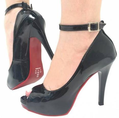 salto alto com tornozeleira