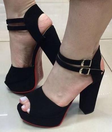 salto alto grosso preto