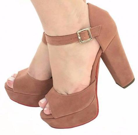 salto alto grosso meia pata