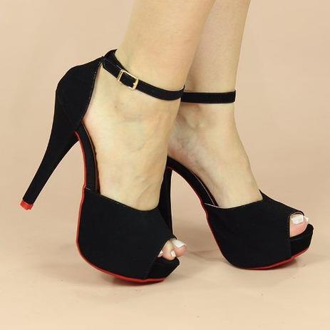 salto alto preto meia pata