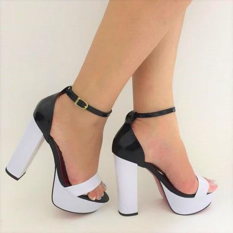 sandalia preta e branca salto grosso