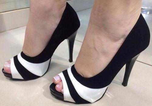 sandalia preta e branca