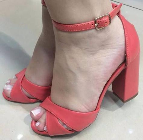 sandalia vermelha tira