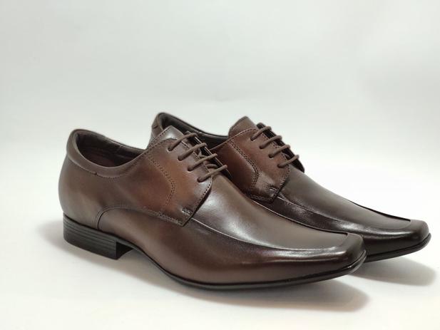 sapato marrom com cadarço