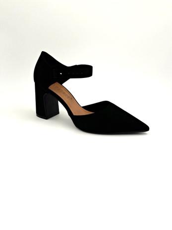 sapato preto de salto grosso