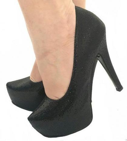 sapato preto com brilho