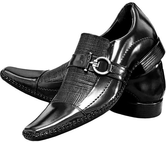 sapato preto brilhoso
