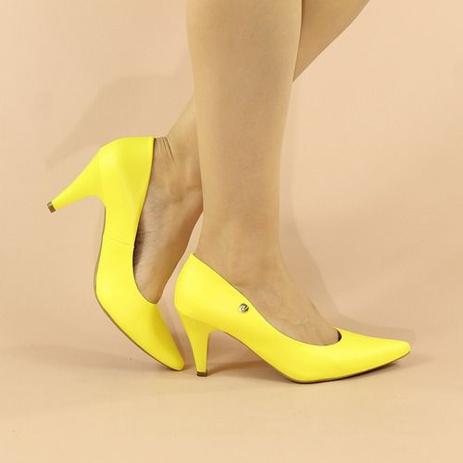 scarpin salto baixo amarelo