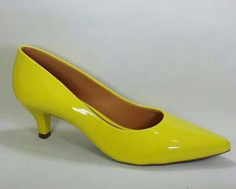scarpin amarelo salto baixo