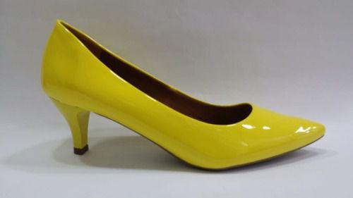 scarpin salto baixo amarelo