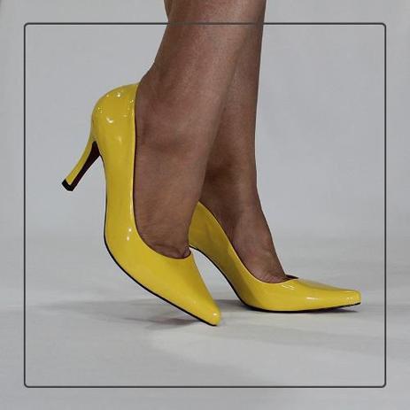 scarpin amarelo verniz