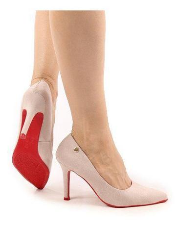 scarpin bege com solado vermelho