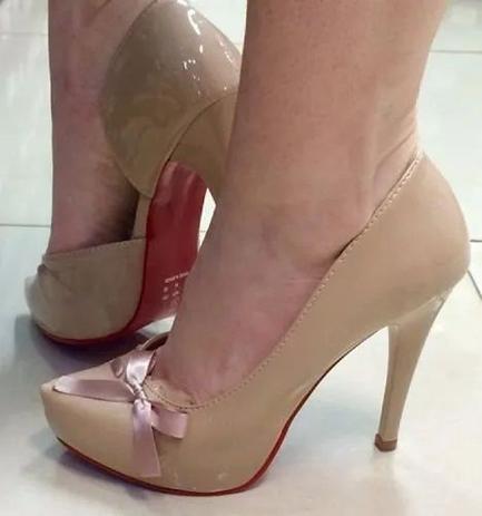 scarpin bege com solado vermelho