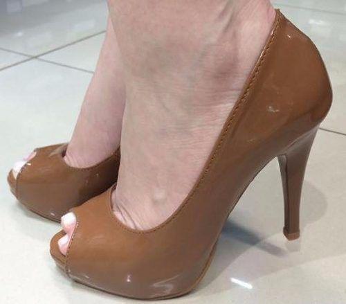 salto alto aberto na frente