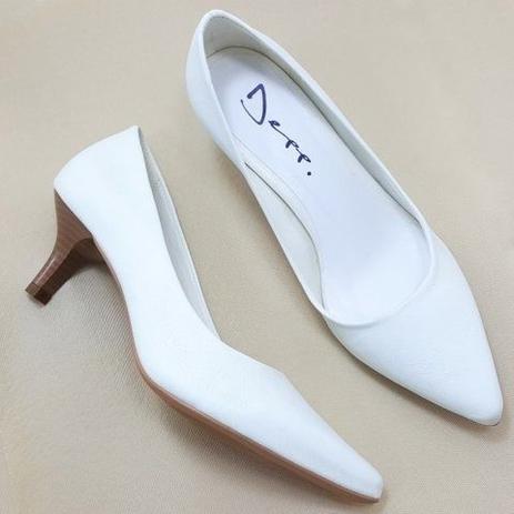 scarpin branco salto medio