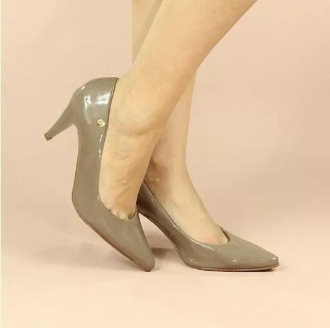 scarpin cinza verniz