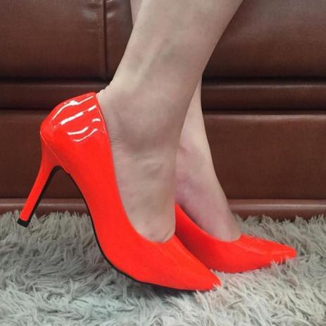 scarpin laranja neon
