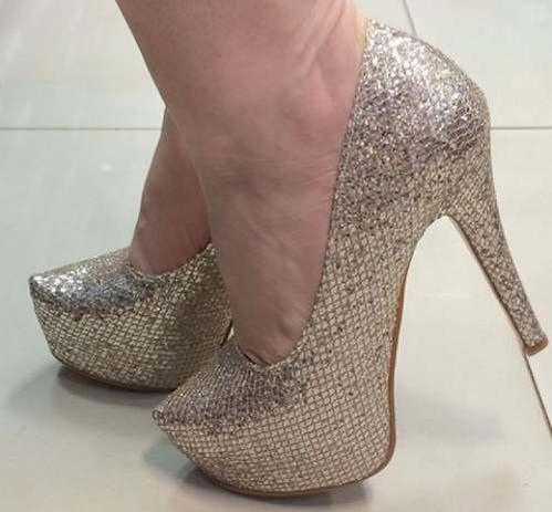 scarpin dourado meia pata