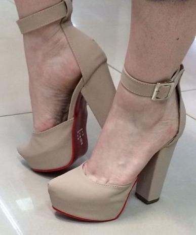 scarpin nude meia pata