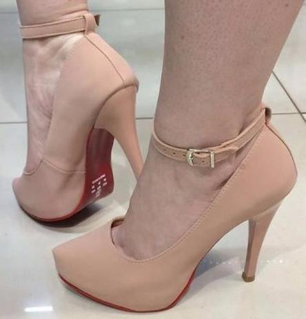 scarpin com tira no tornozelo