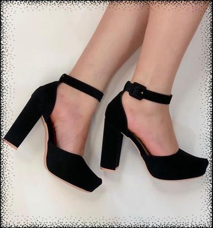 scarpin preto com tira no tornozelo