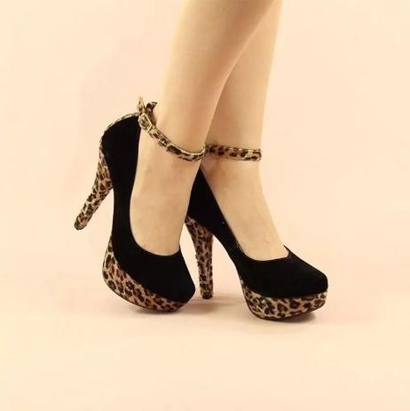 salto alto preto meia pata