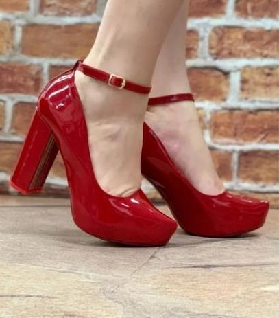 salto alto grosso vermelho