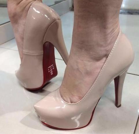 scarpin meia pata nude