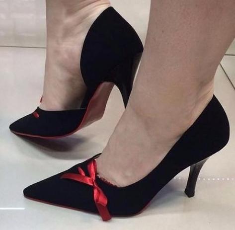 scarpin preto com vermelho