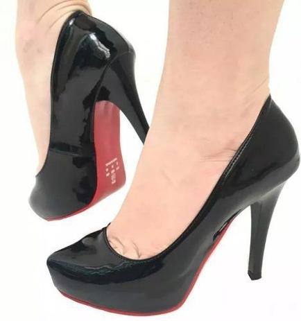 scarpin preto sola vermelha