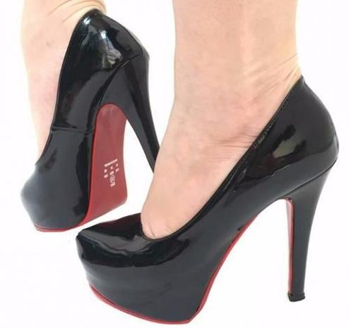 scarpin preto sola vermelha