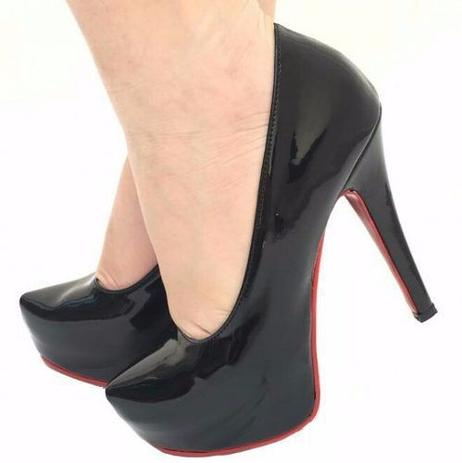 salto preto com sola vermelha
